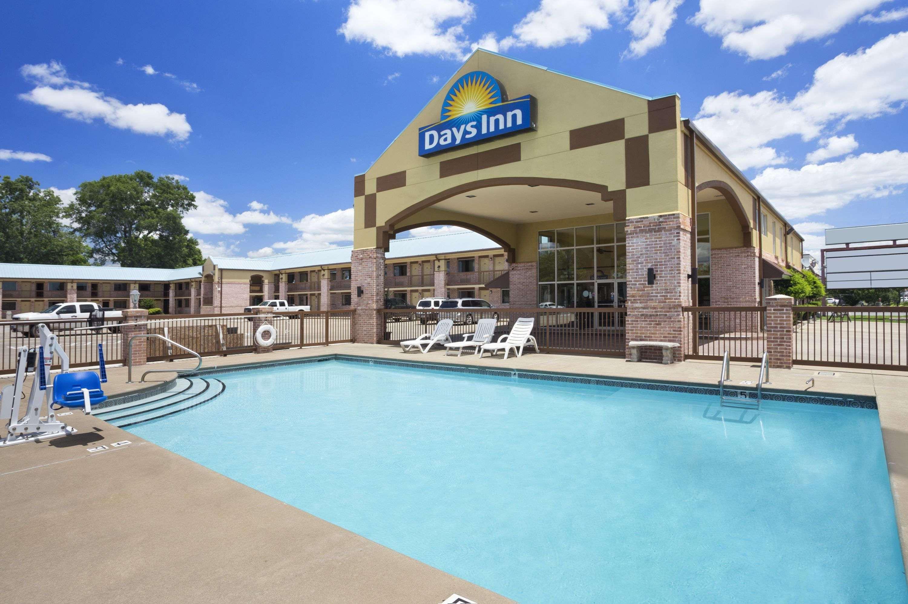 Days Inn By Wyndham Conway Exteriör bild
