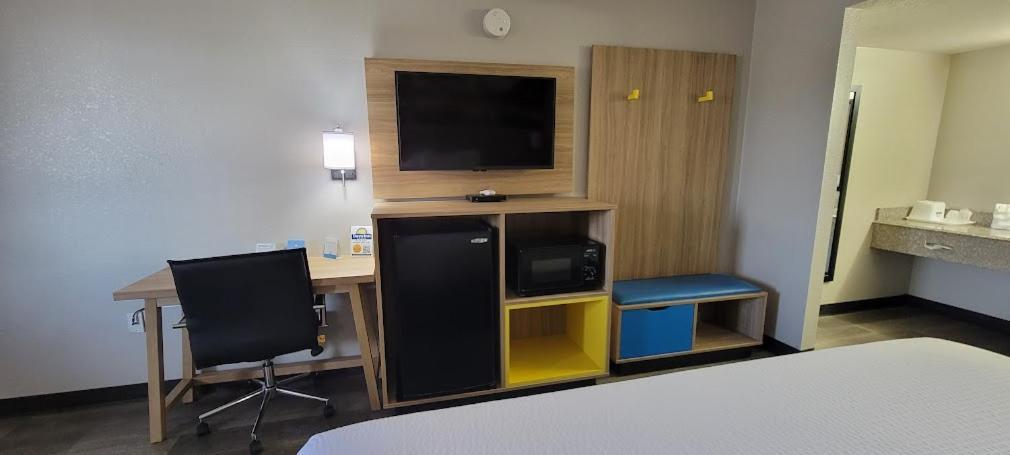 Days Inn By Wyndham Conway Exteriör bild